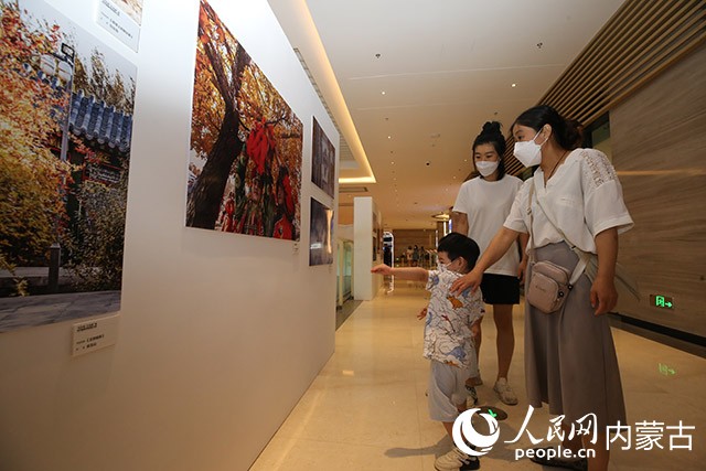 攝影展活動現場。畢力格攝