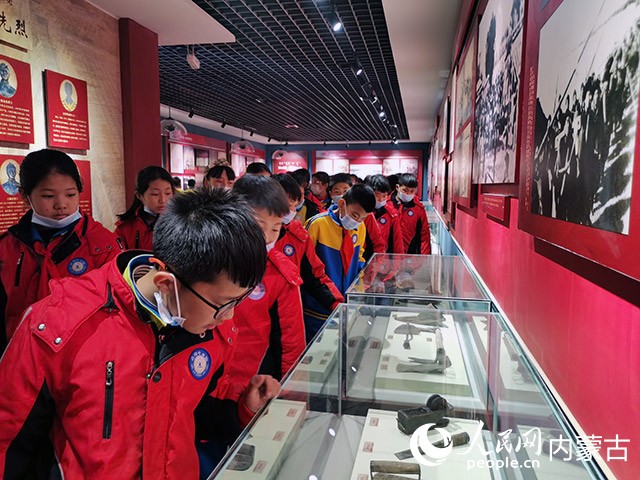 中小學(xué)生在麥新烈士陵園紀(jì)念館參觀。胡建華攝