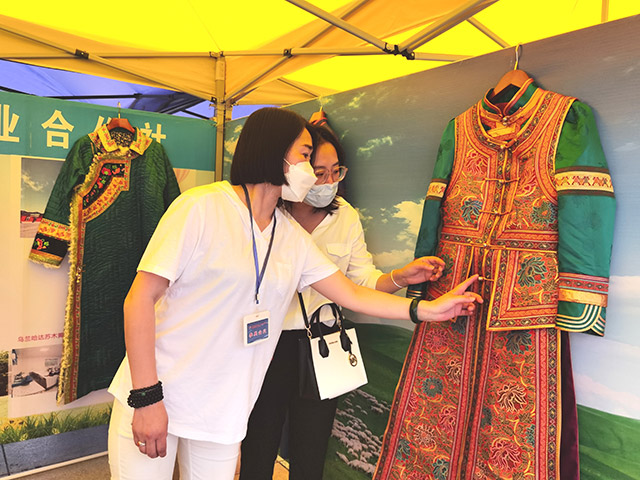 創業者在創業項目推介會現場介紹產品特色和工藝。王海霞攝