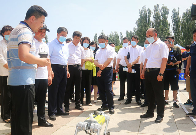 投資小、前景好的創業創新項目吸引觀眾駐足觀望。王海霞攝