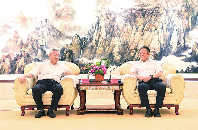 　7月6日上午，自治區黨委書記孫紹騁在呼和浩特拜會全國政協副主席、九三學社中央常務副主席邵鴻。 本報記者 袁永紅 攝