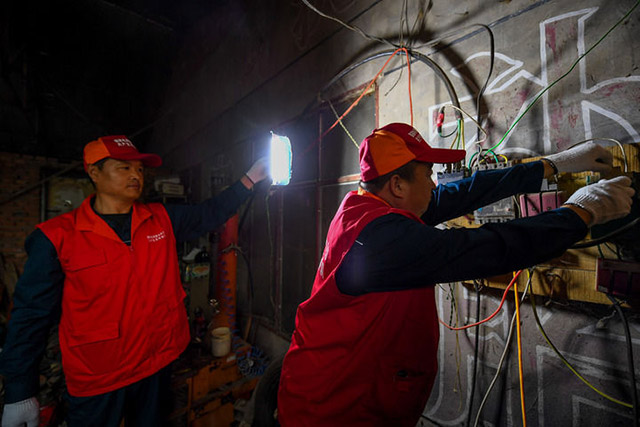 7月6日,國家電網蒙東電力(科右前旗)科爾沁鎮供電所共產黨員服務隊隊員在農戶家排查用電安全隱患。新華社記者 彭源 攝