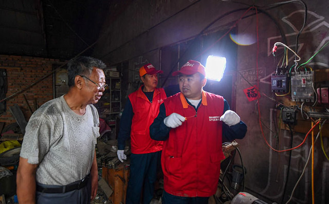 7月6日,國家電網蒙東電力(科右前旗)科爾沁鎮供電所共產黨員服務隊隊員在農戶家排查用電安全隱患。新華社記者 彭源 攝