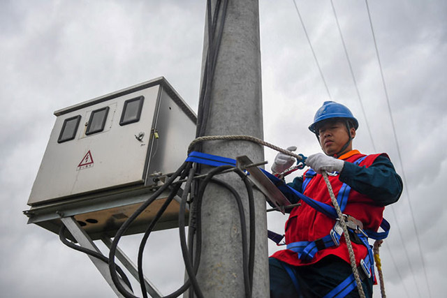7月6日,國家電網蒙東電力(科右前旗)科爾沁鎮供電所共產黨員服務隊隊員準備對農田供電設備進行檢修。新華社記者 彭源 攝
