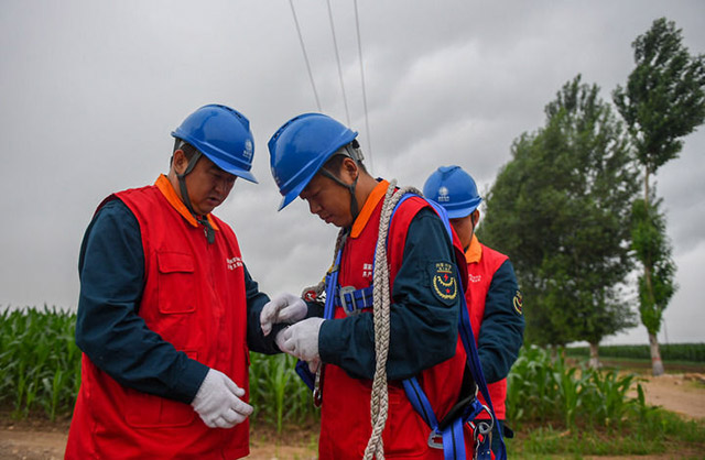 7月6日,國家電網蒙東電力(科右前旗)科爾沁鎮供電所共產黨員服務隊隊員穿戴防護裝備。新華社記者 彭源 攝