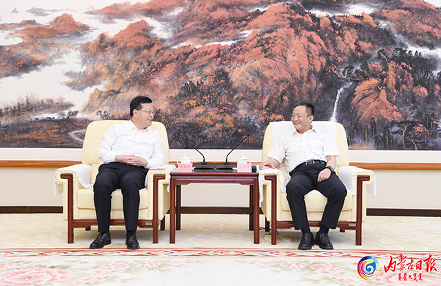 7月15日,自治區黨委書記孫紹騁在呼和浩特會見南水北調集團董事長蔣旭光。記者袁永紅攝