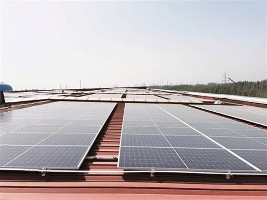 包鋼建在屋頂上的光伏發(fā)電站。張建芳攝