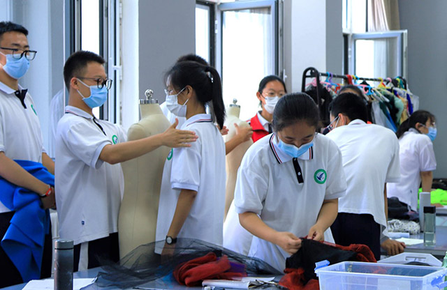 學(xué)生在服裝設(shè)計(jì)教室進(jìn)行實(shí)踐活動(dòng),據(jù)了解,綜合實(shí)踐教育中心同時(shí)設(shè)置了走秀T臺(tái),方便學(xué)生在服裝設(shè)計(jì)完成后進(jìn)行展示。