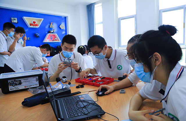 學(xué)生正在組裝樂高機(jī)器人,據(jù)中心負(fù)責(zé)人介紹,此項(xiàng)活動(dòng)可以鍛煉學(xué)生的動(dòng)手能力、空間想象能力和專注力。