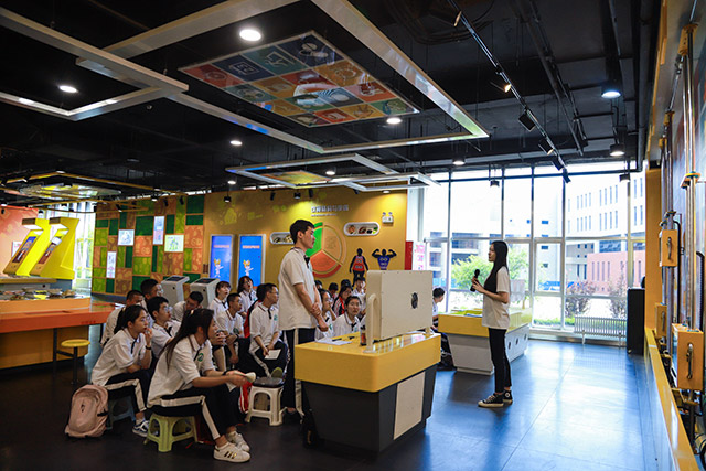 學(xué)生正在社會(huì)綜合實(shí)踐教育中心聆聽膳食平衡課堂,并積極參與互動(dòng)。