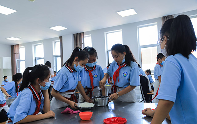 學(xué)生在體驗(yàn)制作西式面點(diǎn)。