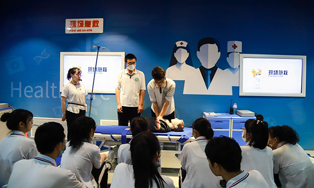 學(xué)生在社會(huì)綜合實(shí)踐教育中心學(xué)習(xí)應(yīng)急救護(hù)知識(shí),親自體驗(yàn)救護(hù)過程。