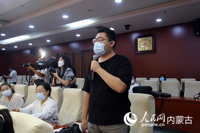 發布會提問。實習生白虎桭攝