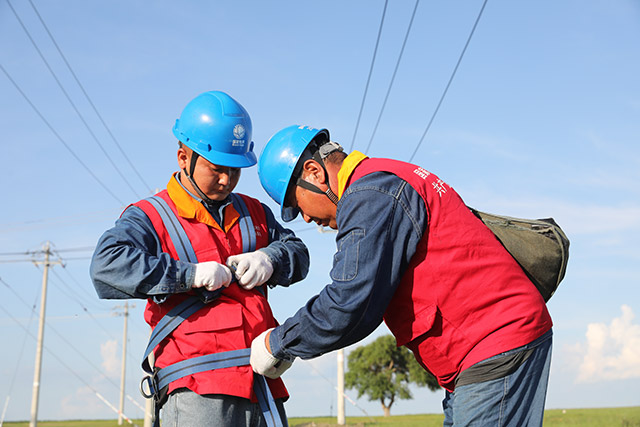 巡線路上為兒子做安全檢查。畢力格攝