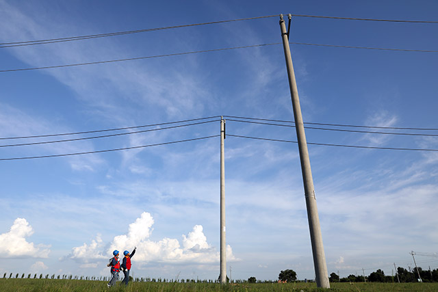 巡線路上。畢力格攝