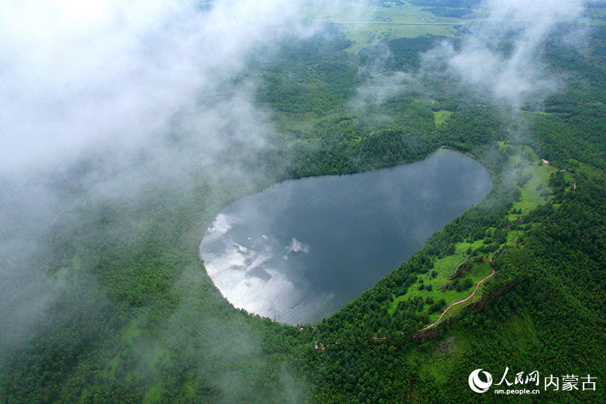 駝峰嶺天池如同嵌入碧海的藍色寶石。王健攝