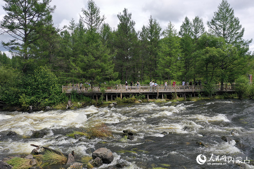 游客在阿爾山國(guó)家森林公園游覽。畢力格攝