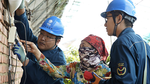 國網烏蘭浩特市供電公司員工為韓宇合作社采摘園義務檢修電力設備。柏松攝