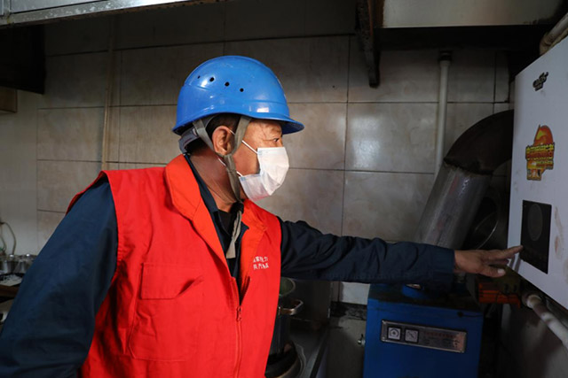 國家電網蒙東電力共產黨員服務隊上門調試，確保特門嘎查電鍋爐正常運行。王健攝