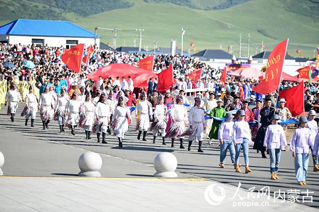 烏蘭牧騎方陣亮相第九屆內(nèi)蒙古自治區(qū)烏蘭牧騎藝術(shù)節(jié)暨2022·興安盟那達(dá)慕開幕式現(xiàn)場。人民網(wǎng) 寇雅楠攝