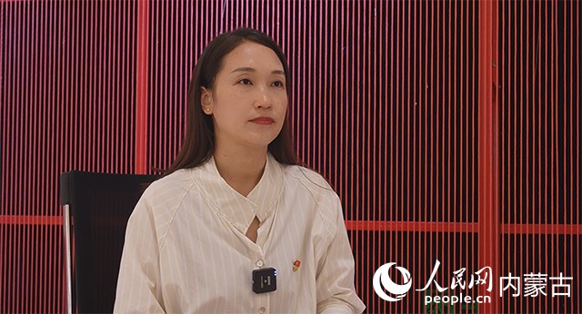 興安盟烏蘭牧騎副團(tuán)長白敖道胡接受采訪。人民網(wǎng) 寇雅楠攝