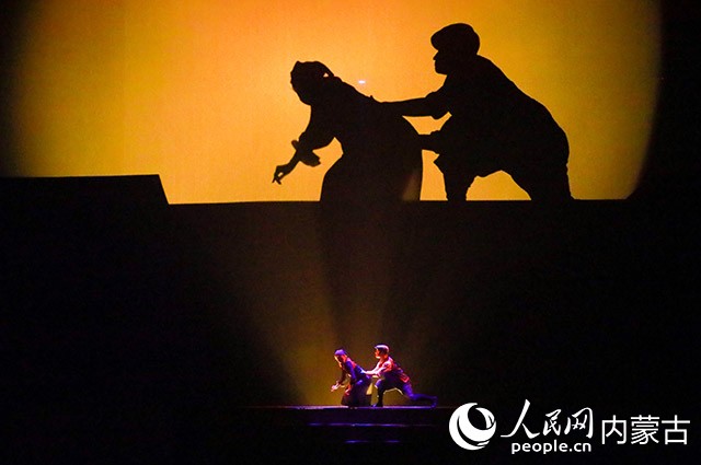 2022年8月7日,內(nèi)蒙古自治區(qū)直屬烏蘭牧騎的演員在表演雙人舞《俏夕陽》。丁根厚攝