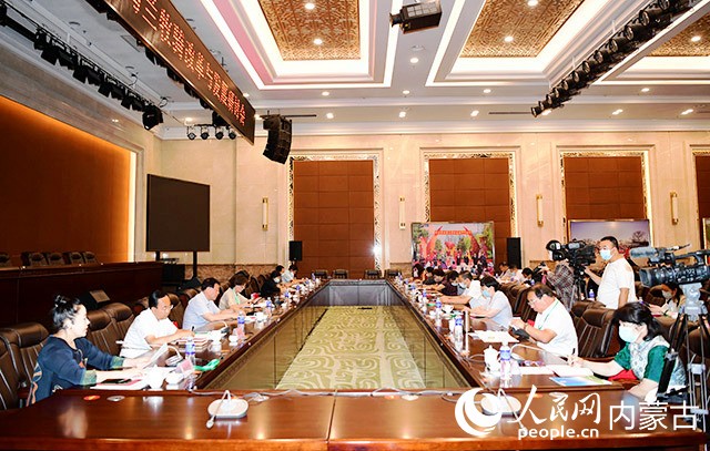 烏蘭牧騎改革與發(fā)展研討會現(xiàn)場。人民網(wǎng) 劉藝琳攝