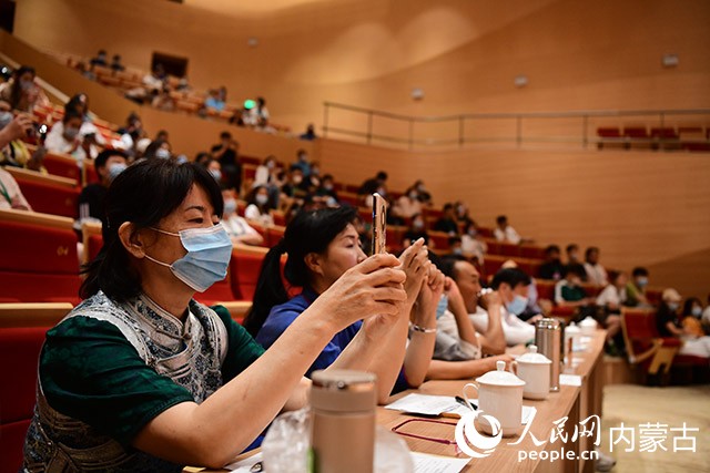 評(píng)委打分。人民網(wǎng) 寇雅楠攝