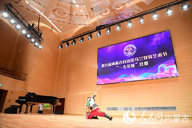 參賽者進(jìn)行表演。人民網(wǎng) 劉藝琳攝