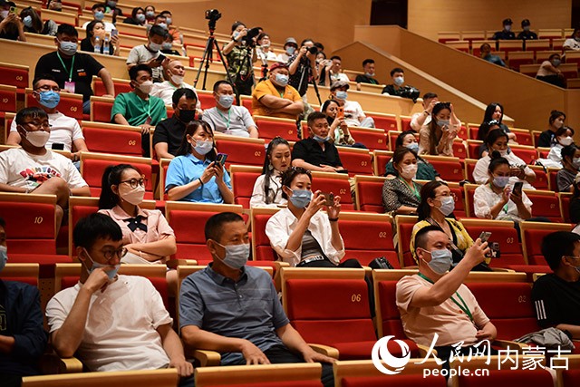 觀眾紛紛拿起手機(jī)記錄。人民網(wǎng) 寇雅楠攝