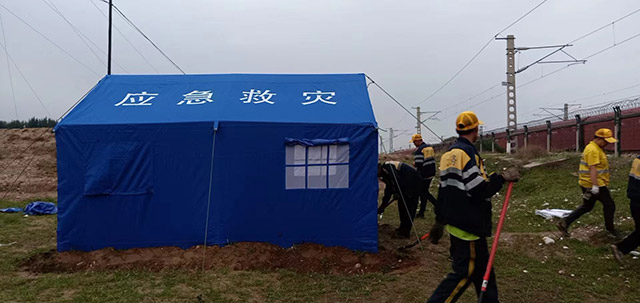 畢克齊線路工區職工在水磨溝大橋旁搭建護橋看守點