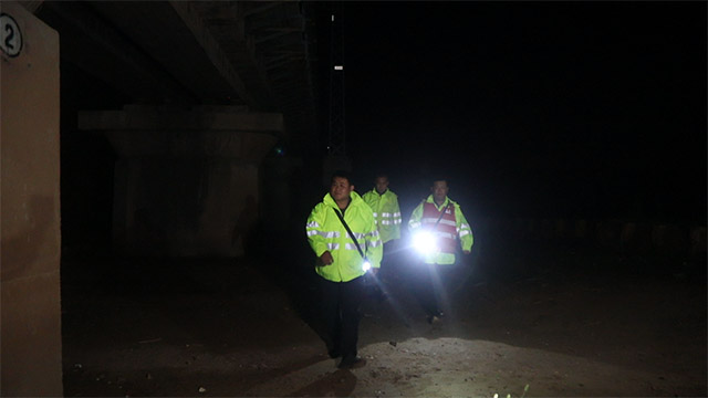 呼和工務段畢克齊線路工區職工冒雨巡查線橋設備