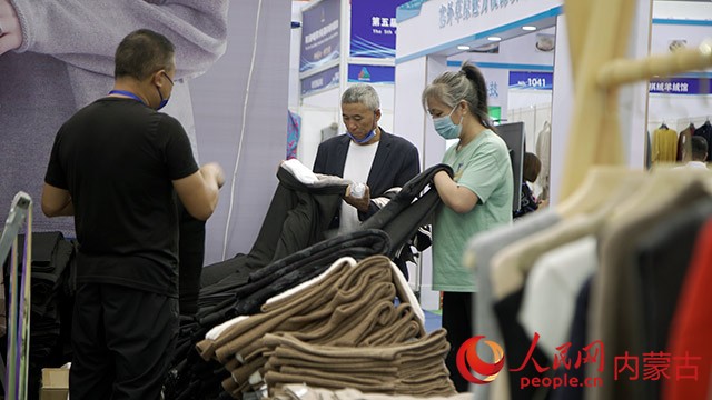 市民選購羊絨商品。高瑞濤攝