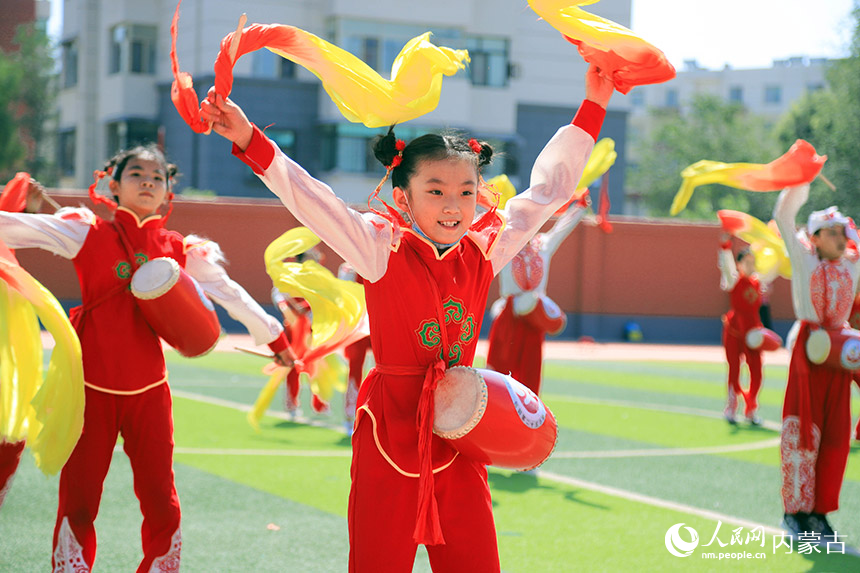 開心的腰鼓舞起來。陳先達攝