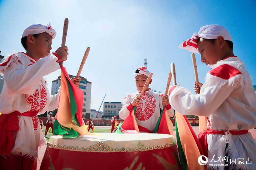 歡快的鑼鼓敲起來。陳先達攝