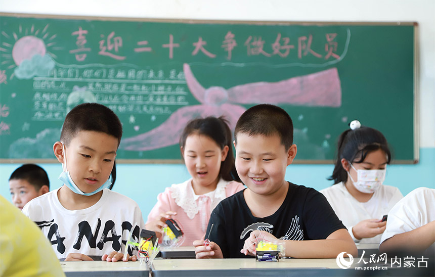 航模社團里，孩子們在歡樂中學習科學知識、提升動手能力。陳先達攝