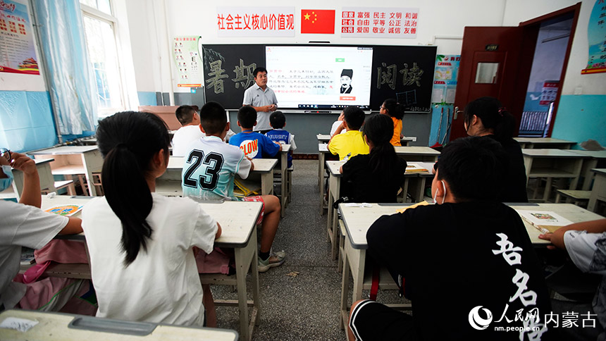在暑期閱讀中，孩子們沉浸在一首首經(jīng)典的詩(shī)句里，全神貫注，認(rèn)真聽講。李強(qiáng)攝