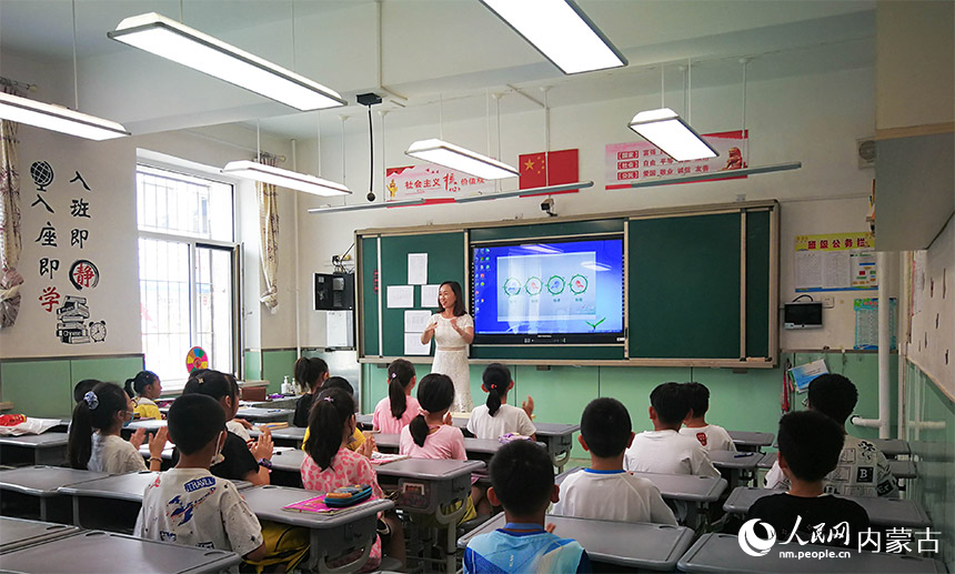 包頭市九原區沙河第一小學的孩子們在輕松愉悅的氛圍中，跟著節奏，打著節拍，享受音樂帶來的快樂。趙旭攝