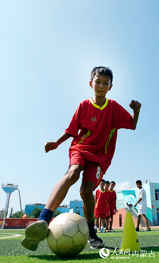 足球場(chǎng)上，孩子們?cè)趯W(xué)習(xí)足球盤(pán)帶技術(shù)。李強(qiáng)攝