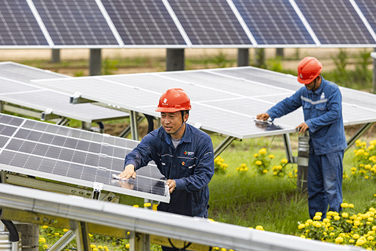 工作人員進行光伏板清潔。史俊攝