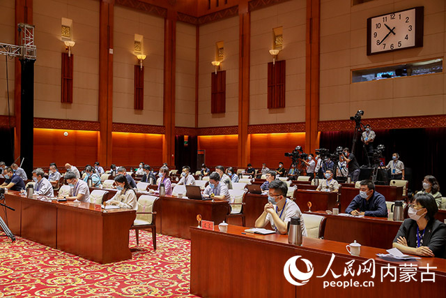 中國共產(chǎn)黨內(nèi)蒙古自治區(qū)委員會“中國這十年·內(nèi)蒙古”主題新聞發(fā)布會參會媒體。袁永紅 攝