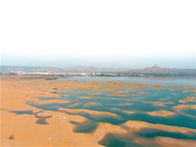 大漠湖城風光無限。王超 攝