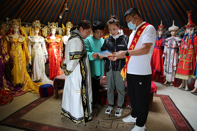 游客學(xué)習(xí)消防安全常識。高秀敏攝