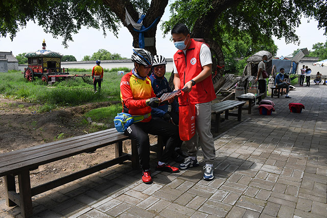 大學(xué)生志愿者發(fā)放消防安全宣傳單。高秀敏攝