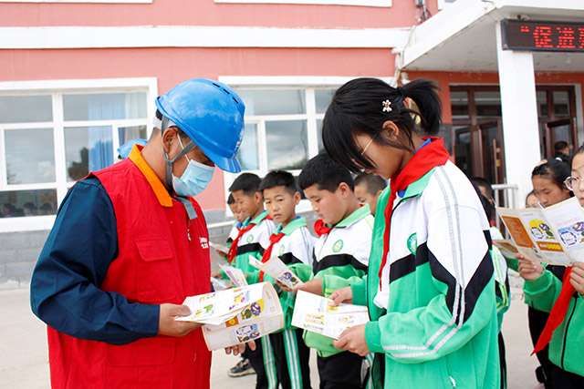 發放安全用電宣傳單。尤健攝