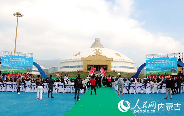 第二屆敕勒川草原文化節暨第二十三屆呼和浩特昭君文化節啟動儀式現場。人民網 劉藝琳攝