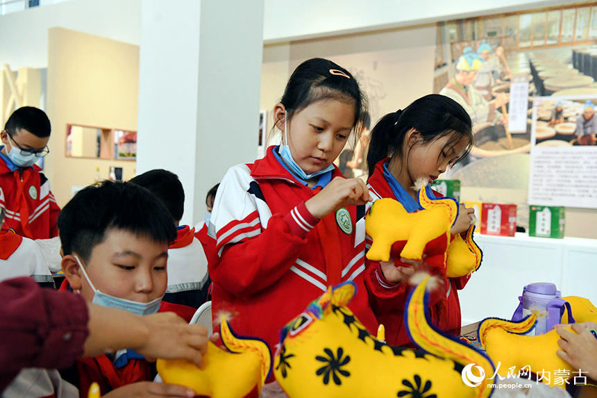 觀展學生正在學習山西黎侯虎制作技藝。人民網 寇雅楠攝