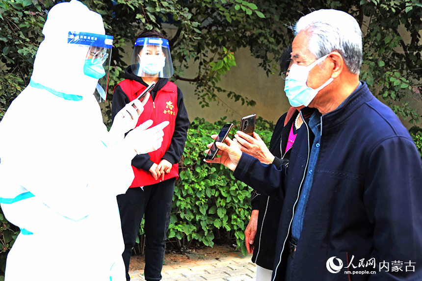 居民參加核酸檢測(cè)。李富攝