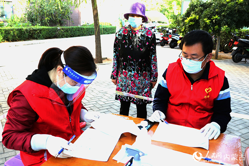 志愿者助力核酸檢測。李富攝