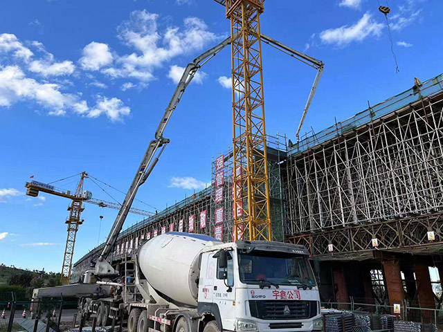 集通電氣化改造工程新地特大橋連續梁混凝土澆筑。